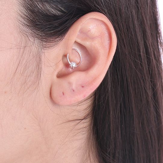 PIERCING ARGOLINHA DE BOLINHA TRABALHADA EM PRATA