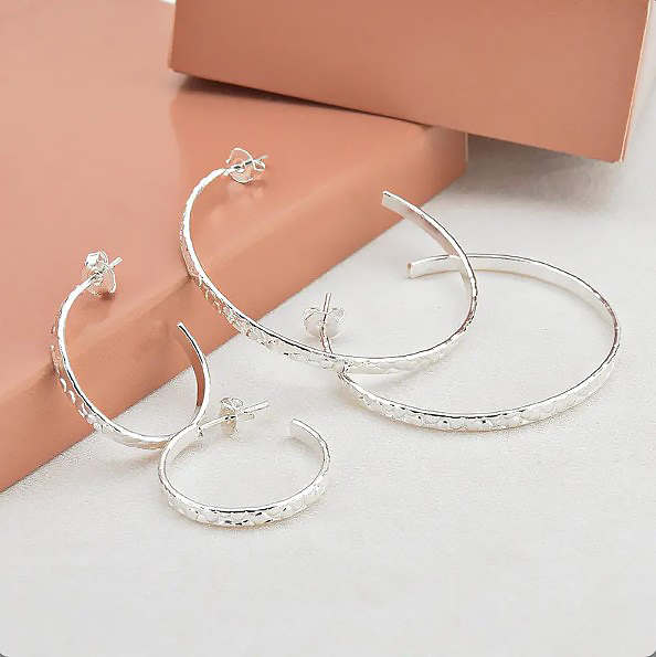 BRINCO DE ARGOLA TEXTURIZADA GRD BANHADO A PRATA