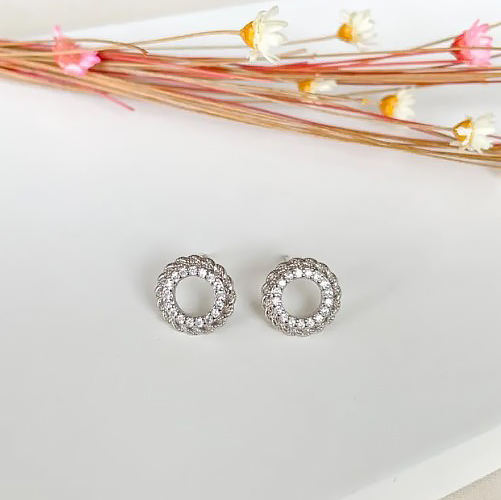 BRINCO CÍRCULO CRAVEJADO BANHADO A RÓDIO