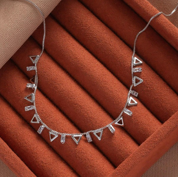 CHOKER COM ZIRCÔNIAS E TRIÂNGULOS BANHADO A RÓDIO