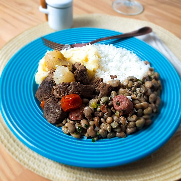 Filé mignon com tomate cereja e cebola mini + Arroz branco + Feijão verde sertanejo + Purê de aipim (490g)