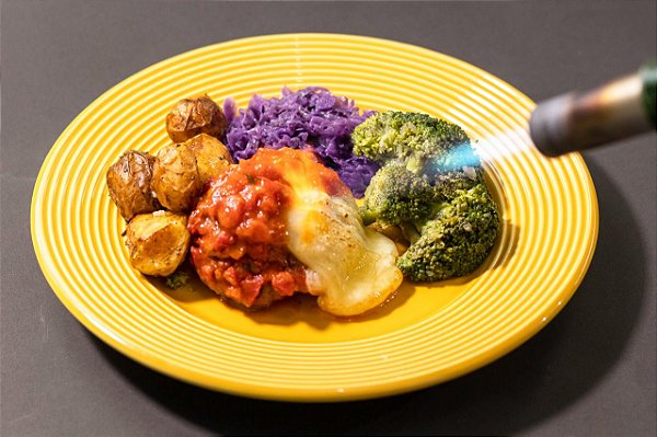 Polpetone Recheado de Queijo ao Sugo + Batatas sauté + Repolho roxo com ervas + Brócolis (450g)