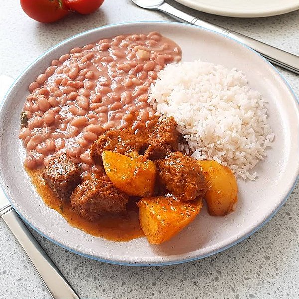 Carne com batatas ao molho + Arroz Branco + Feijão Carioquinha (390g)