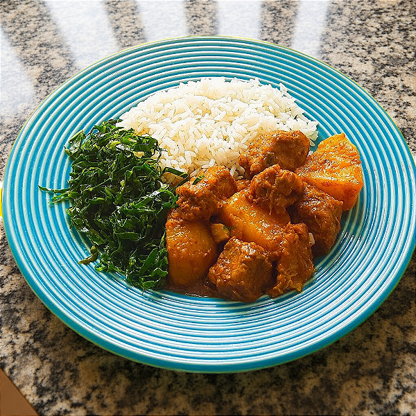 Carne com batatas ao molho + Arroz Branco + Couve Mineira (330g)