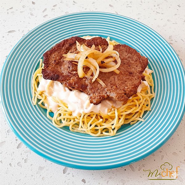 Filé Mignon acebolado + Espaguete alho e óleo + Molho três queijos ( 400g)