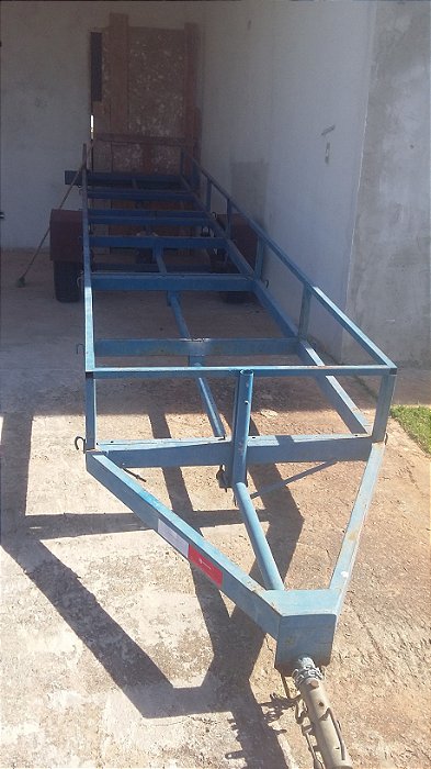 Carreta usada 6,00 ml para carregar perfil de aluminio capacidade 1.000 kg esquadrias de aluminio