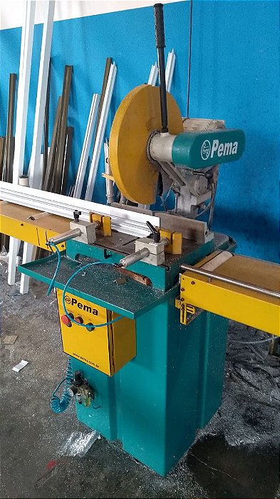 SERRA MEIA ESQUADRIAS PNEUMATICA PEMA USADA DISCO 400 MM COM MESA DE ENTRADA E SAIDA