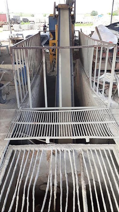 MAQUINA DE FABRICAR BLOCO DE CONCRETO MARCA DELTA ACOMPANHA COMPRENSOR USADA