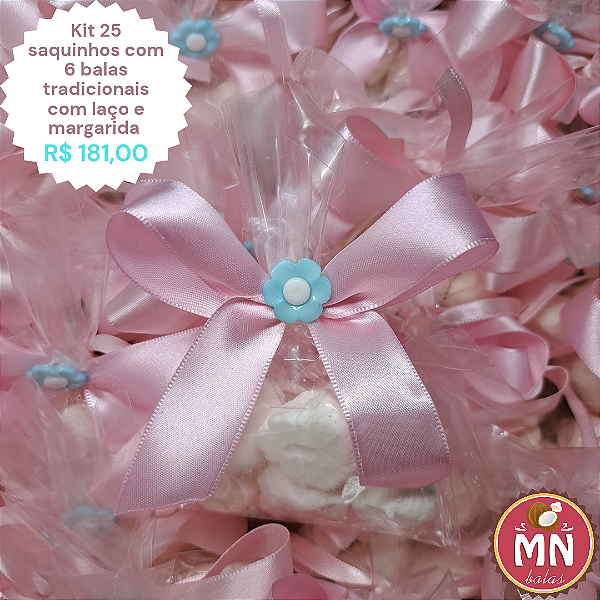 Kit 25 saquinhos com 6 balas tradicionais sem recheio tamanho normal fechados com fita de cetim e aplique de margarida