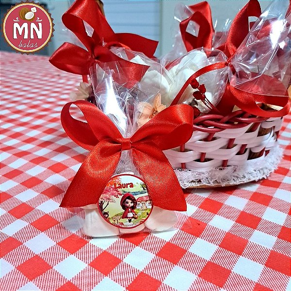 Kit com 25 saquinhos com 6 balas tradicionais e recheadas de nutella com laço de cetim de amarrar e tag adesivada personalizada e arte