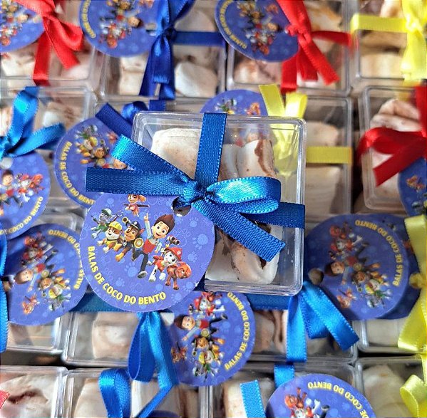 Kit com 10 caixinhas de acrílico 5 cm x 5 cm com 8 balas recheadas de nutella e tag personalizada