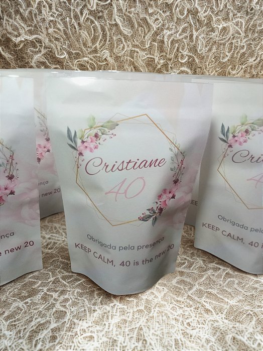 Unidade do saquinho hermético ziplock 10 cm x 15 cm com 8 balas recheadas de doce de leite sem tag pendurada e correntinha.