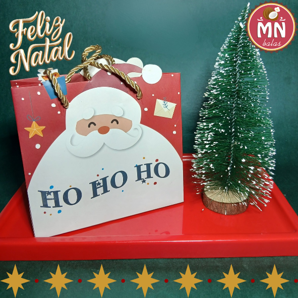 Unidade da sacolinha de presente de natal 15,5 cm x 7 cm x 14,3 cm com 15 balas recheadas docinho de coco, doce de leite e brigadeiro/chocolate 50% cacau com cartão impresso de brinde