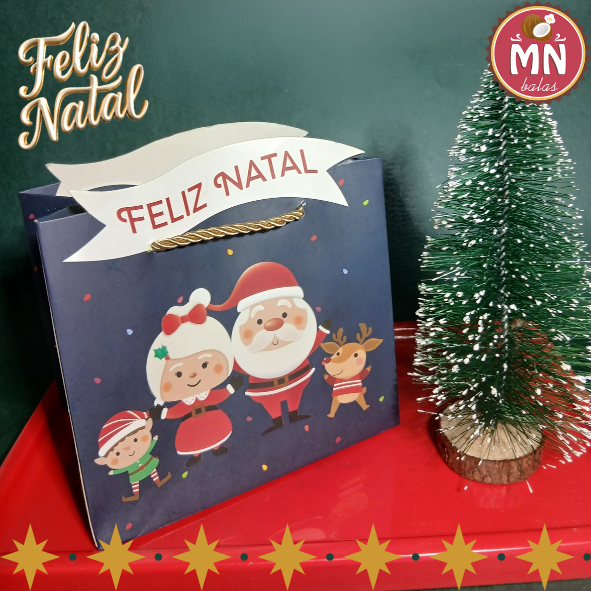 Unidade da sacolinha de presente de natal 15,5 cm x 7 cm x 14,3 cm com 15 balas recheadas de nozes e damasco com cartão impresso de brinde