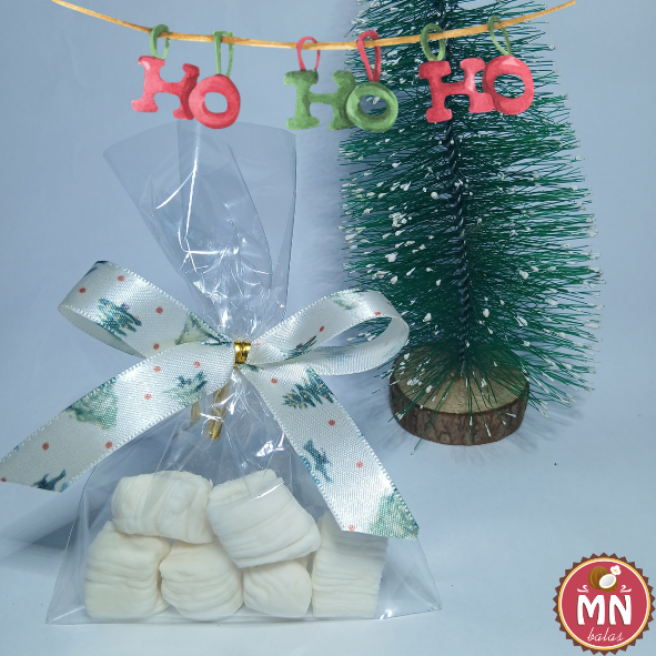 Unidade do saquinho de natal com 6 balas tradicionais tipo comum sem recheio no tamanho normal e cor da bala branca com fecho dourado e fita de cetim pinheiro