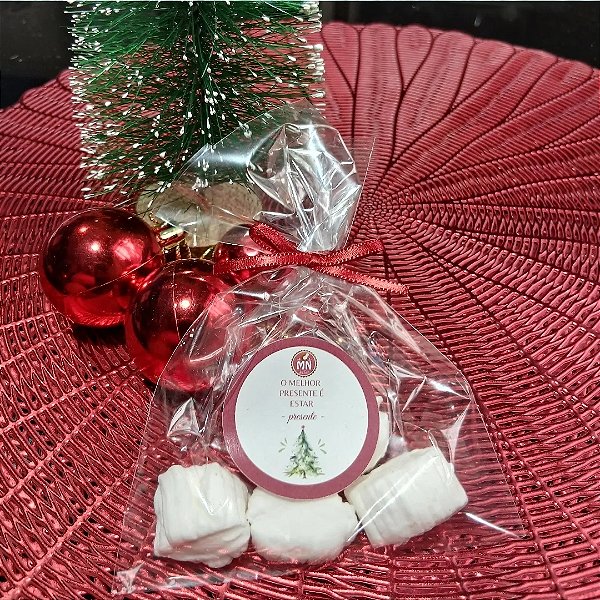Unidade do saquinho com 4 balas tradicionais sem recheio no tamanho normal com fita de cetim fina laço no saquinho com tag natalina