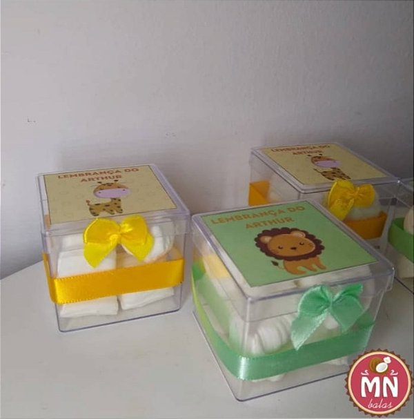 Kit 10 caixinhas de acrílico com 6 balas tradicionais sem recheio no tamanho normal com tag adesivada, fita e mini laço