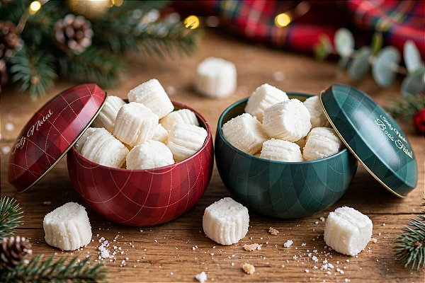 Unidade da Lata Bola de Metal de Natal 8,5 cm x 8,1 cm com 10 balas de coco tradicionais tipo comum sem recheio no tamanho normal