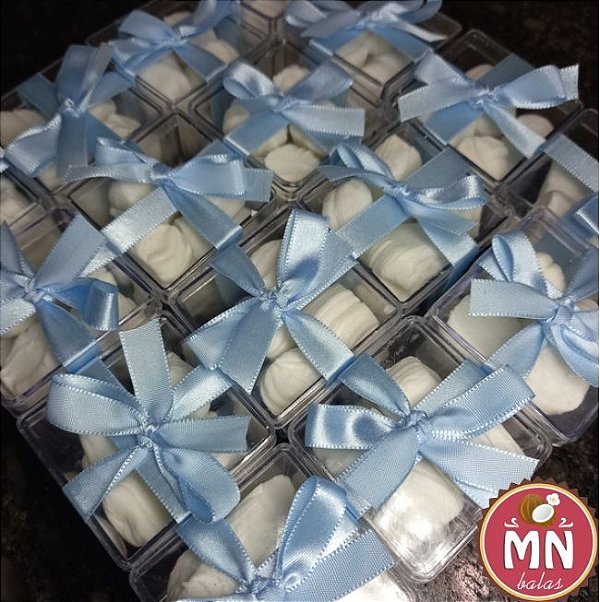 10 caixinhas de acrílico 5 cm x 5 cm com 6 balas tradicionais sem recheio fechadas com fita de cetim