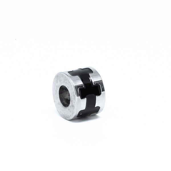 Charm em Aço Inoxidável Detalhe Resina Preto