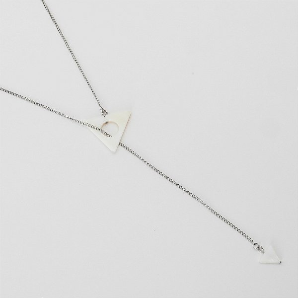 Colar em Aço Cirúrgico 316L Gravatinha com Madrepérola Triangular - Coleção Pietra