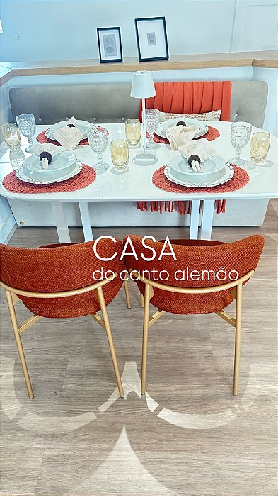 Conjunto Banco Reto Baú Modelo New Slim de 180cm tecido suede cinza / Mesa Resina Branca 90cm X 150cm formato folha com base metal / duas cadeiras Selena estrutura dourada e tecido terracota linho.