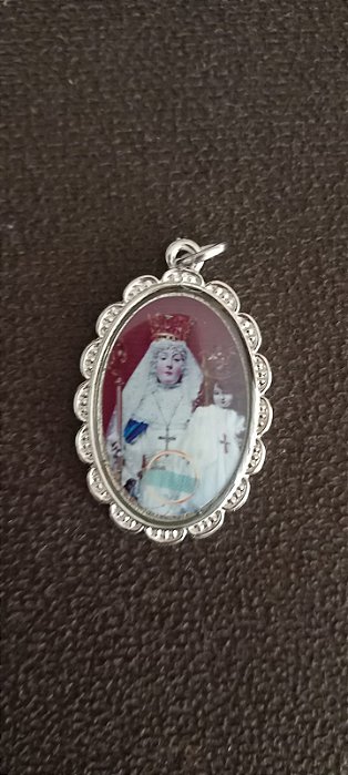 Medalha Nossa Senhora do Bom Sucesso com reliquia de brinde mais livro