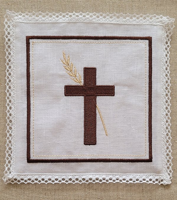 PALA EM LINHO COM BORDADO CRUZ MARRON