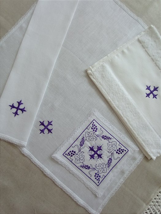 ALFAIAS LITÚRGICAS, 50CM., PARA ALTAR, EM CAMBRAIA DE LINHO, BORADADO CRUZ ROXA Nº5