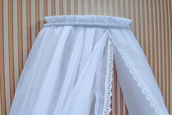 dossel de pérolas com cortinado em voil branco