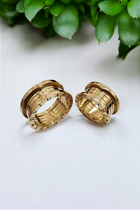 PAR DE ALIANÇA PESANDO 22 GRAMAS DE OURO 18K MODELO TIPO BVLGARI COM 10MM DE LARGURA.