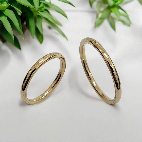 Par de Alianças pesando 6 gramas de Ouro amarelo 18k e 2mm de largura