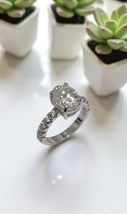 ANEL COM MOISANITAS EM OURO BRANCO 18K.
