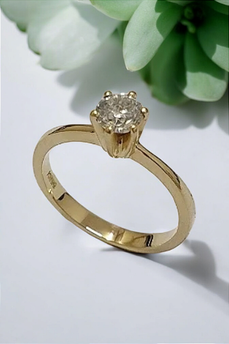 Anel Solitário com Pedra de Moisanita em Ouro Amarelo 18K