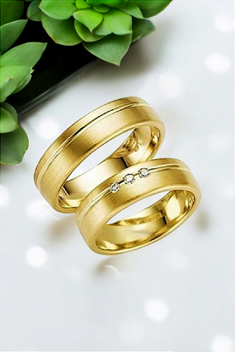 Anel pesando 12 Gramas de Ouro Amarelo 18K. com Brilhantes Naturais.