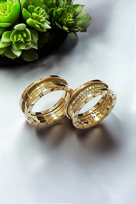 PAR DE ALIANÇAS PESANDO 22 GRAMAS DE OURO 18K MODELO TIPO BVLGARI COM 8MM