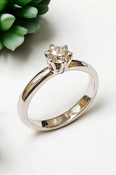 Anel Solitário de Ouro Branco 18k.com Moisanita
