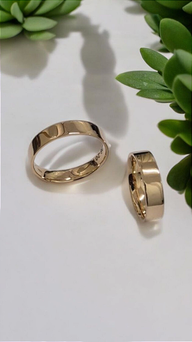 PAR DE ALIANÇAS ANATÔMICAS DE 4.5MM PESANDO 9 GRAMAS DE OURO AMARELO 18K.