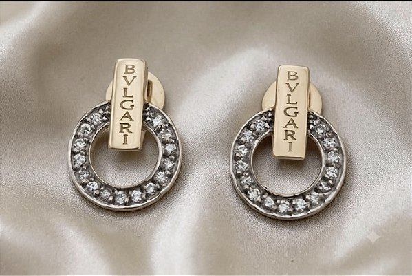 Par de Brincos Bvlgari em Ouro Amarelo 18k com Moisanitas