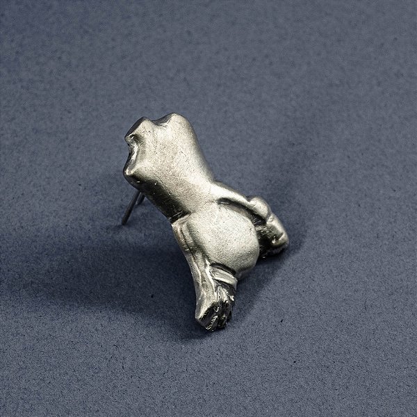 broche mulher de costas