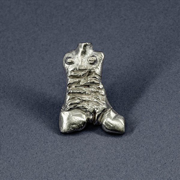 broche mulher de frente