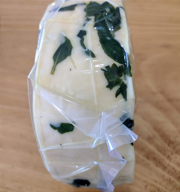 Queijo com MANJERICÂO Artesanal da Alagoa Sítio Santo Antonio - 500g e 1Kg