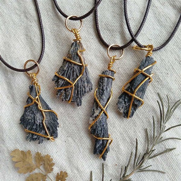 Colar Cianita Vassoura de Bruxa