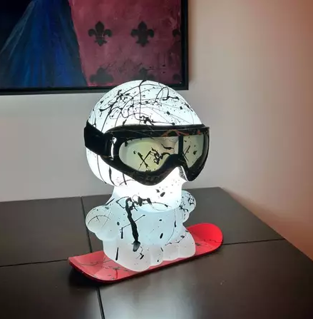 Luminária Toy Art Caveira Snowboard – Ilumine com Estilo e Personalidade- Licenciado