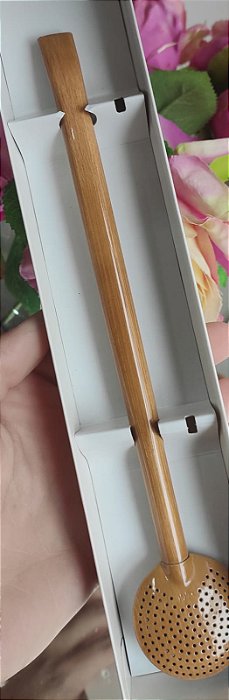 Bomba de chimarrão marrom imitando madeira