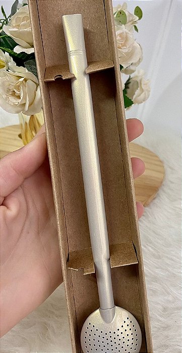 Bomba de chimarrão dourada clara