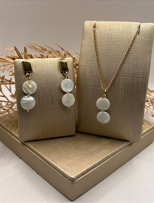 Conjunto de colar e brincos de madrepérolas