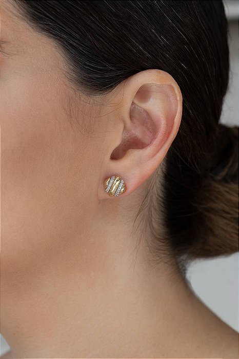 BRINCO QUADRADO OURO COM CRAVAÇÃO