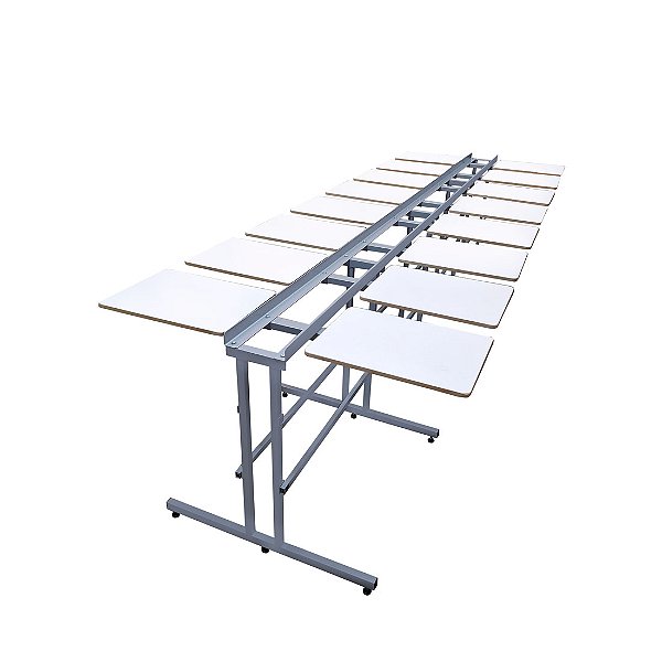 Mesa corrida com 18 berços para serigrafia silk screen têxtil