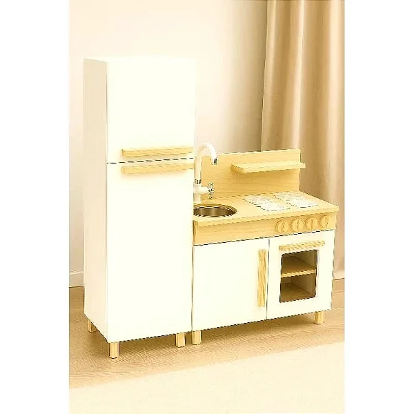 Mini cozinha infantil branca com pia, fogão e geladeira.